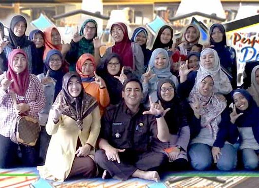 Nonton Bareng di Perpustakaan Desa Ciburial