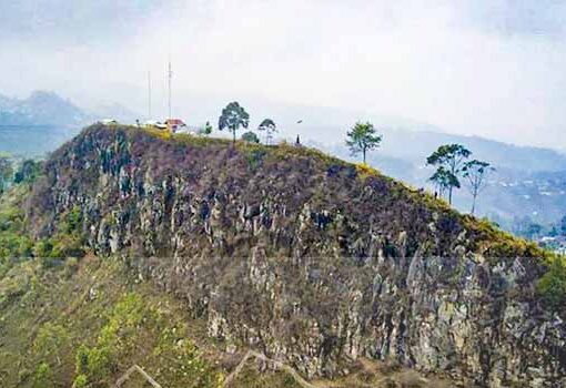 Foto udara Gunung Batu yang termasuk dalam sesar Lembang atau patahan Lembang di Kabupaten Bandung Barat, Jawa Barat, Selasa (30/10/2018). ANTARA FOTO/Raisan Al Farisi/hp.