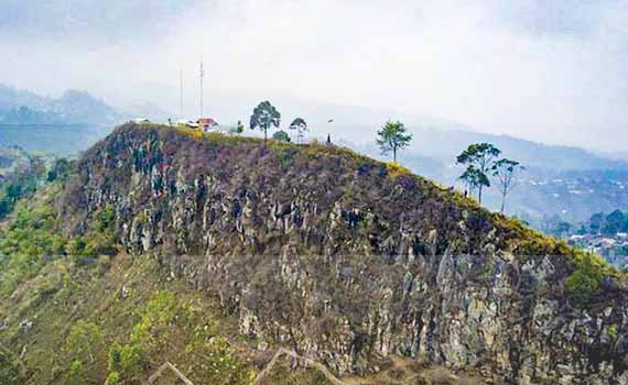 Foto udara Gunung Batu yang termasuk dalam sesar Lembang atau patahan Lembang di Kabupaten Bandung Barat, Jawa Barat, Selasa (30/10/2018). ANTARA FOTO/Raisan Al Farisi/hp.