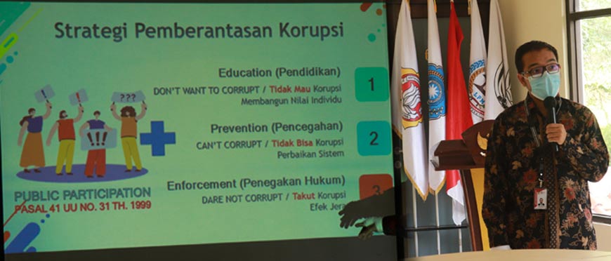 Ketua Tim Asesor dari Direktorat Pembinaan Peran Serta Masyarakat KPK RI, Rommy Iman Sulaiman saat memaparkan Strategi Pemberantasan Korupsi di Desa Ciburial (13 Maret 2022).
