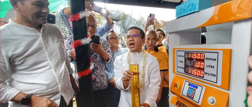 Bupati Bandung Dadang Supriatna saat melaunching pom mini untuk minyak goreng di Kelurahan Cibeunying Jumat (12/8/2022)